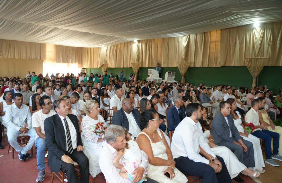 83 casais dizem “sim” em casamento comunitário