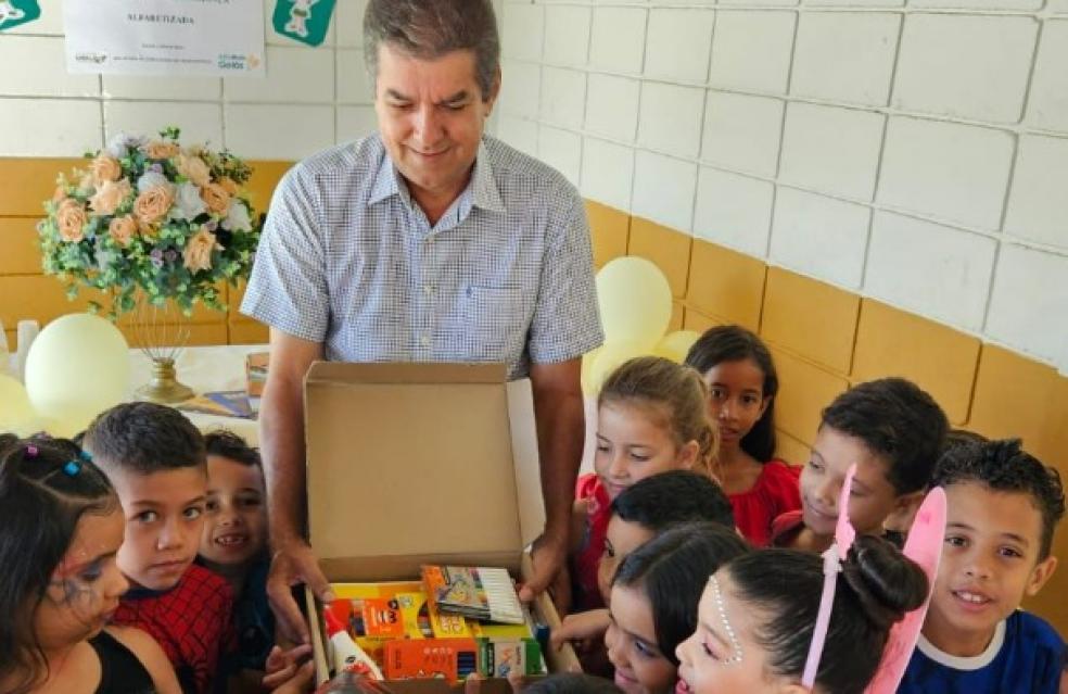 Secretaria de Educação entrega kits do Programa AlfaMais