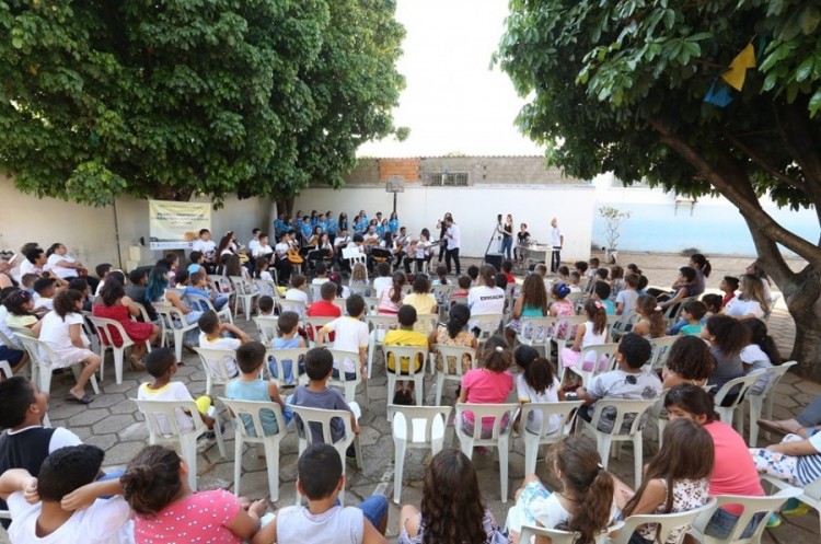Escola Nilza Ayres recebe concerto didático da FENOVA