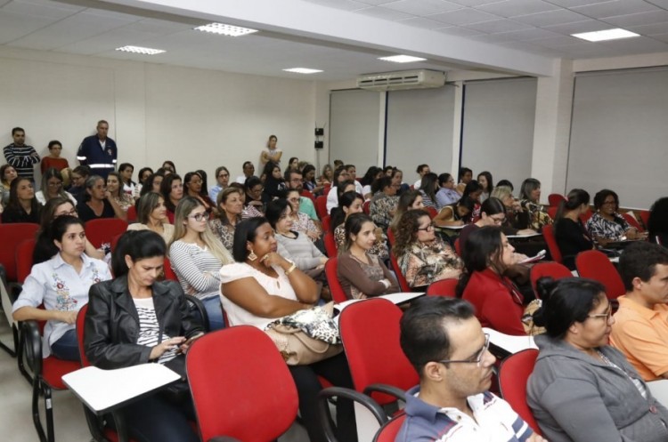 Interação marca primeiro dia do curso de primeiros socorros ministrado aos profissionais da educação