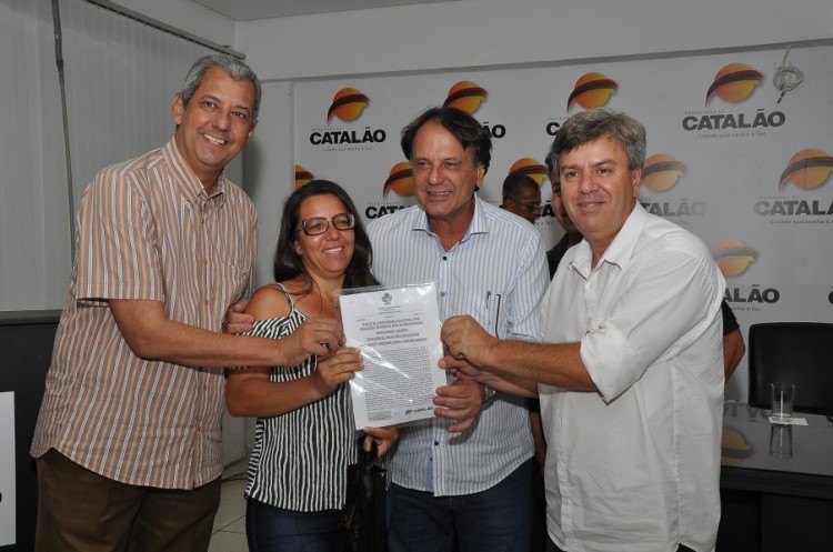 Mais de 50 escrituras públicas de terrenos são entregues aos catalanos pela Prefeitura de Catalão