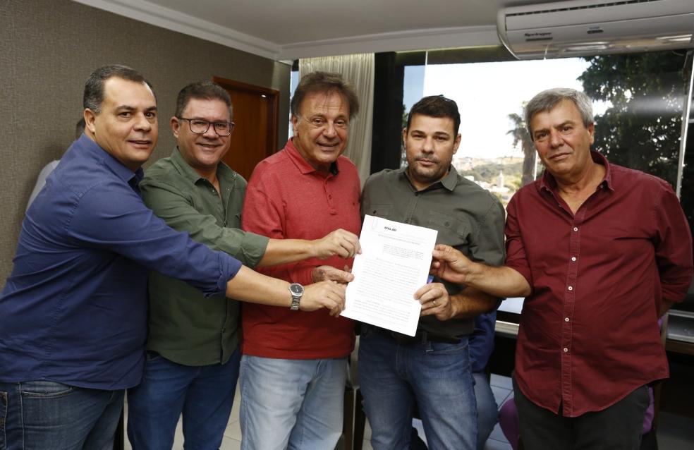 Prefeito de Catalão realiza doações de terrenos para empresas do município
