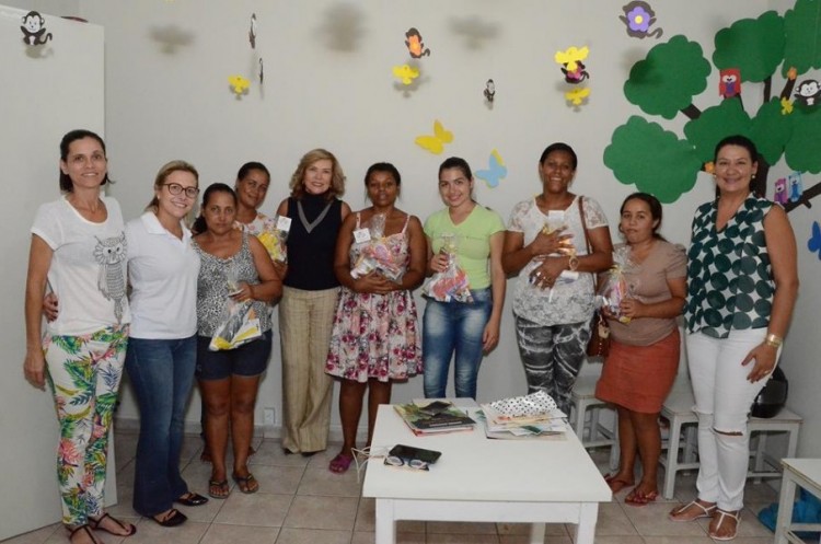 Após 30 dias, mulheres acompanhadas por programas sociais finalizam curso de manicure/pedicure