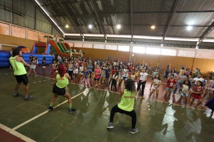 Educação e Esportes realizam evento em escola pelas comemorações do Dia das Crianças