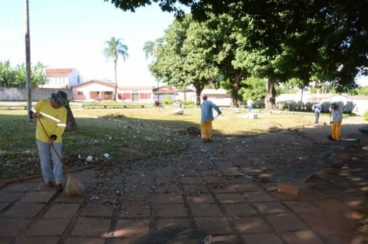 Prefeitura trabalhando: Praça Duque de Caxias recebe limpeza