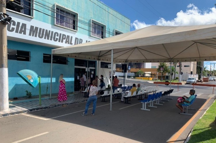 Para atender com mais segurança usuários da Farmácia Municipal, tenda é instalada na área externa ao prédio