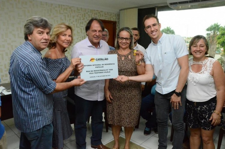 Prefeitura entrega 7 primeiras chaves das 50 casas a serem reformadas na Vila Mutirão