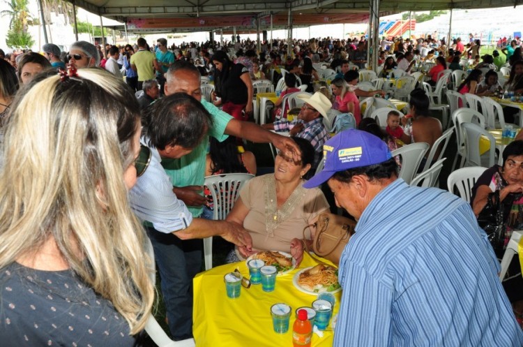 Cerca de 5 mil pessoas participam do almoço especial das mães em Catalão