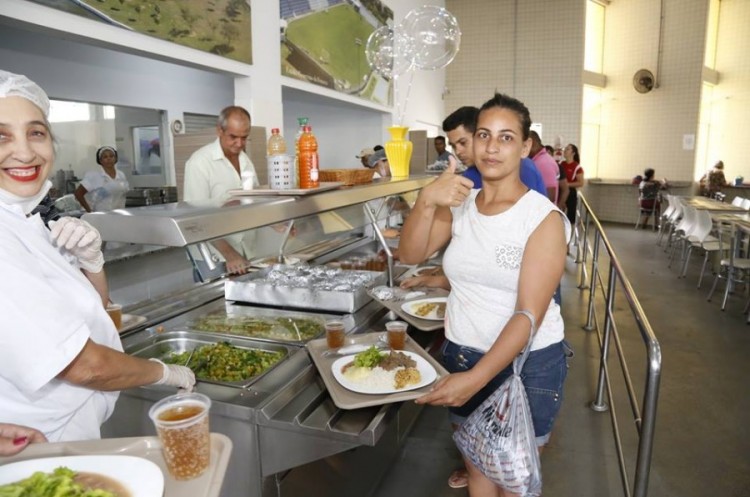 Com almoço especial, Restaurante Popular comemora aniversário junto à comunidade 