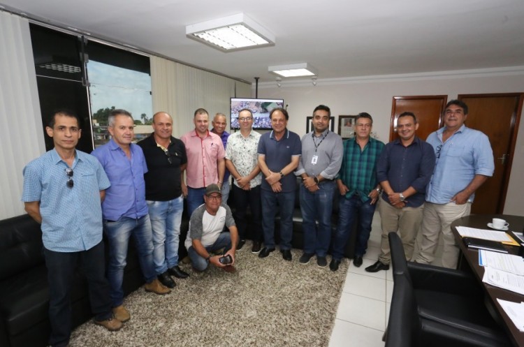 Prefeito organiza reunião entre representante da ECO050 e moradores do bairro Castelo Branco 