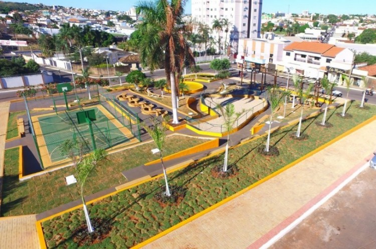 Totalmente reconstruída, praça do bairro Pio Gomes é reinaugurada e entregue para a população