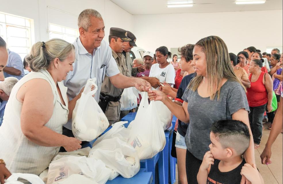 Prefeitura distribui leite em Santo Antônio do Rio Verde