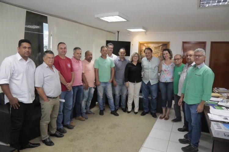 Prefeito recebe moradores e comerciantes do Castelo Branco para reunião em seu gabinete