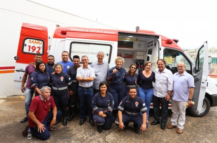 Município adquire e entrega nova ambulância ao SAMU 