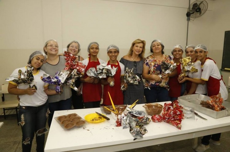 Alunos do CCPA recebem curso de produção de chocolates e ovos de páscoa