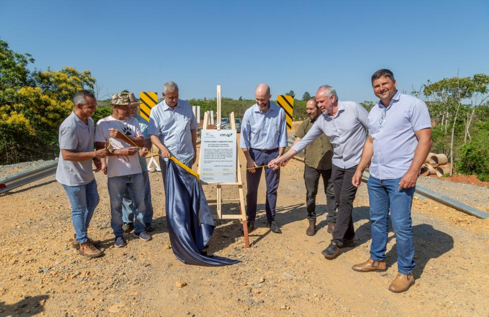 Prefeitura e Sefac entregam nova ponte na Comunidade Pires