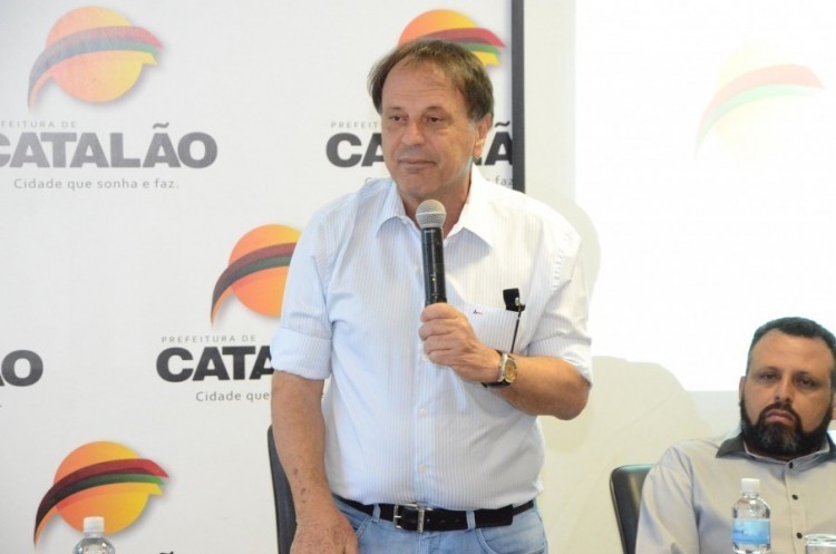 Em coletiva com a imprensa Prefeito fala sobre dívida milionária de mineradoras com o município 