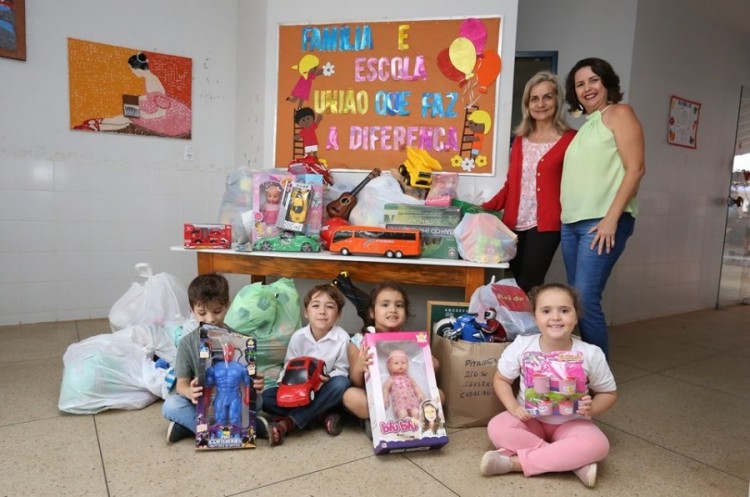 CMEI Natália Safatle e alunos recebem brinquedos de faculdade particular