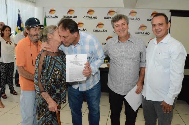 Famílias do bairro São José ganham da Prefeitura posse definitiva de lotes 