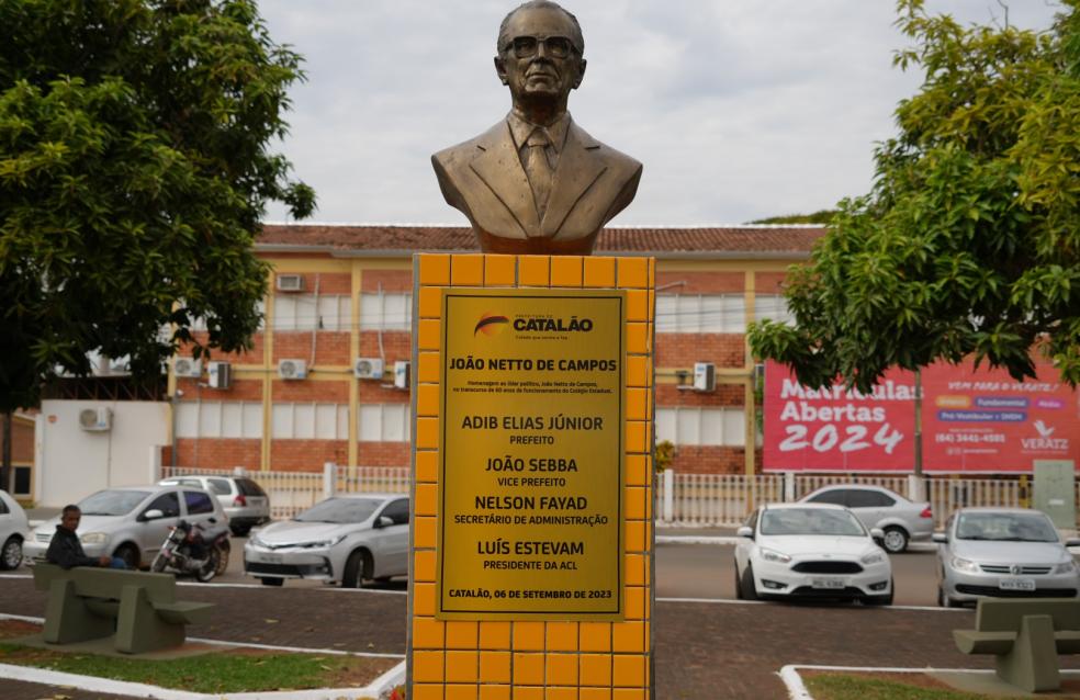 João Netto de Campos, ex-prefeito de Catalão, ganha busto na Praça do Estudante