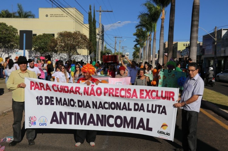 Centenas de pessoas participaram da Marcha da Luta Antimanicomial