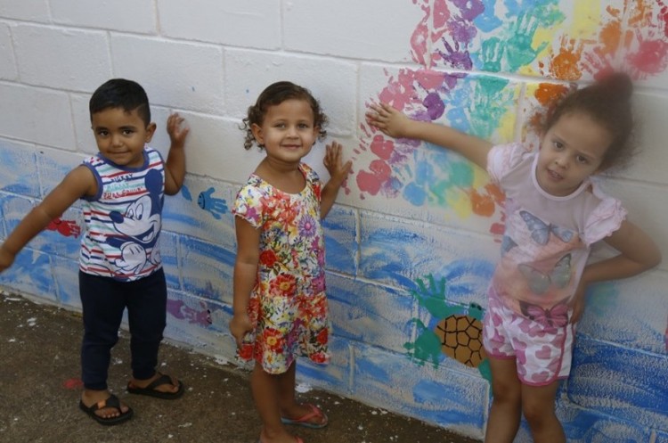 Empreendedor desenvolve técnica de pintura à mão para bolos e