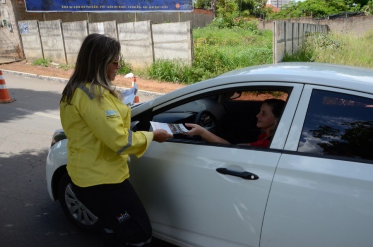 SMTC faz panfletagem para orientar população sobre mudanças no trânsito