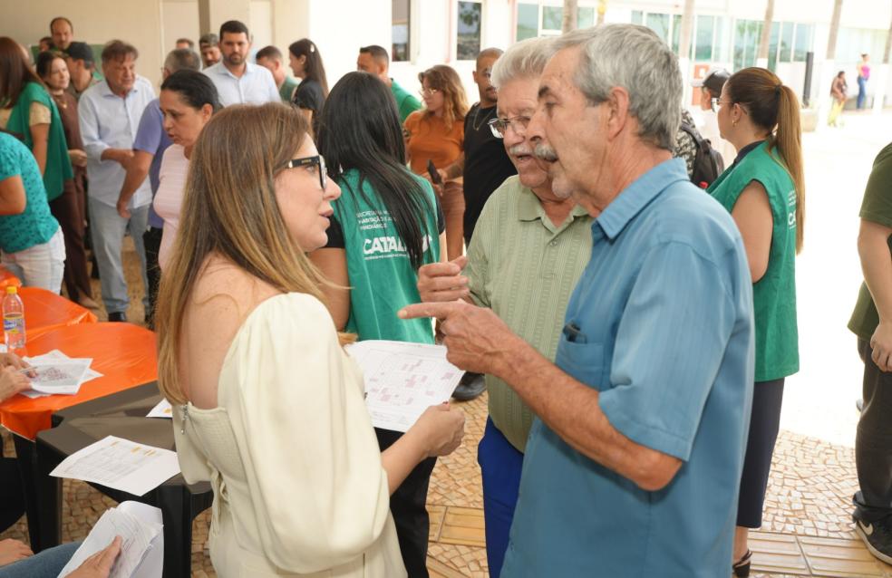 Prefeitura de Catalão e Governo de Goiás entregam 71 escrituras e 438 cartões do Aluguel Social