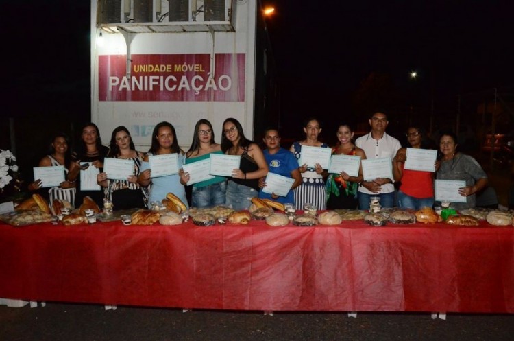 Após conclusão de curso, Prefeitura entrega certificados para cerca de 50 moradores do Copacabana 
