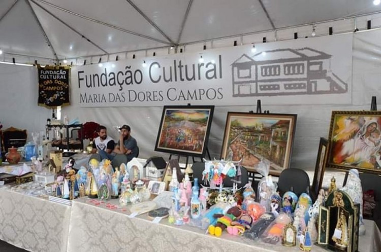 Grupo de artesãos comercializam produtos em tenda da Fundação Cultural nas barraquinhas do Rosário