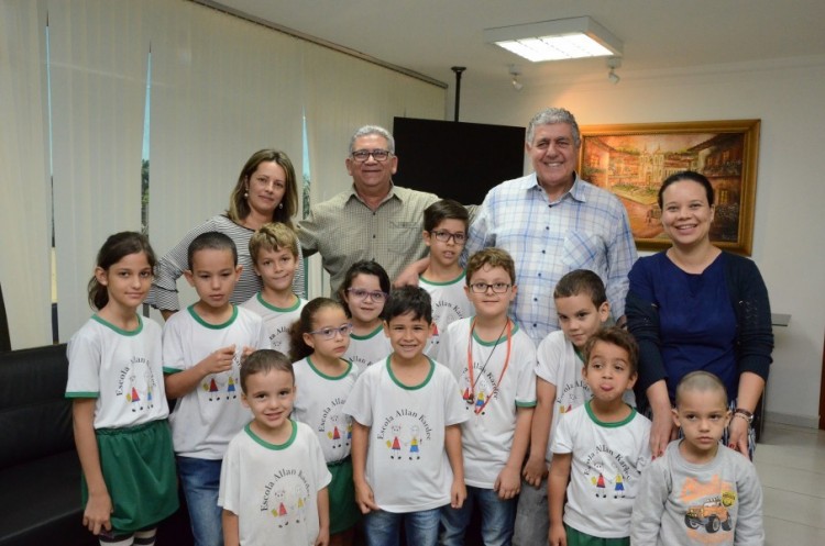 Em visita, alunos de Escola Allan Kardec dão boas-vindas ao prefeito João Sebba