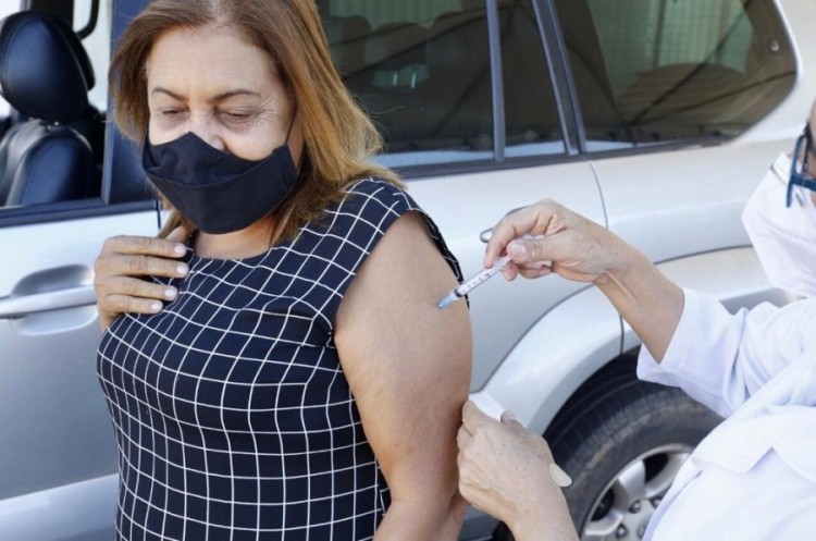 Idosos de 64 anos ou mais recebem hoje primeira dose da vacina contra o coronavírus 