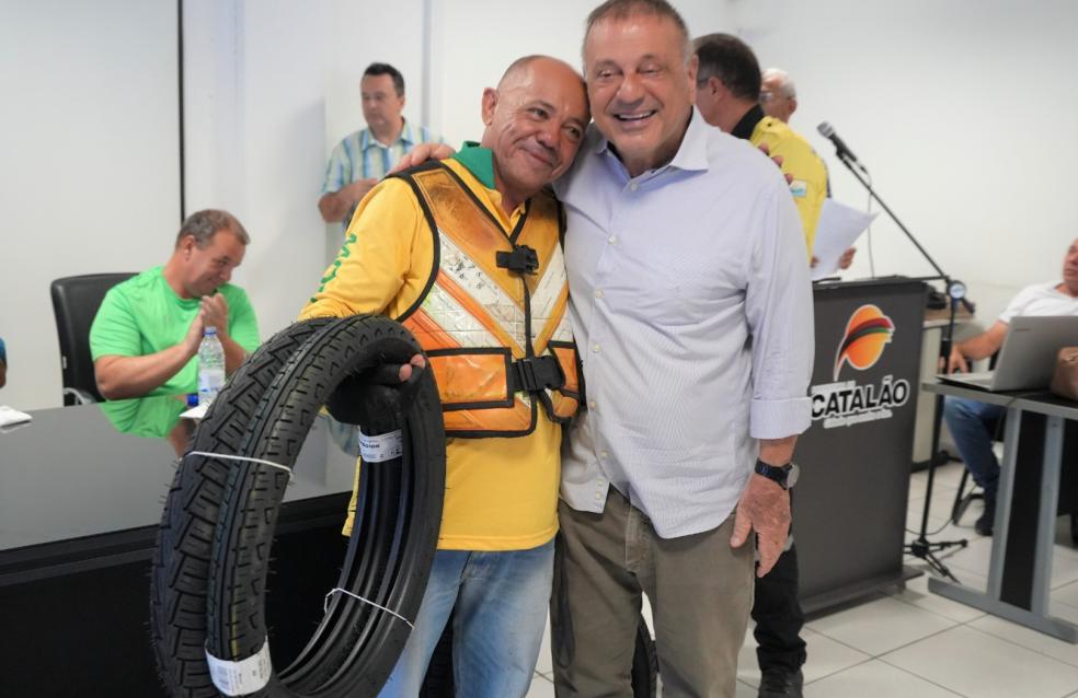 Mototaxistas regularizados pela SMTC recebem par de pneus da Prefeitura de Catalão