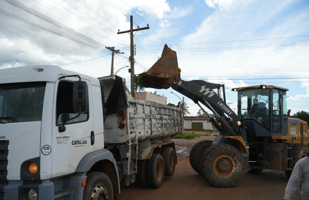 Prefeitura de Catalão notifica proprietários para limpeza de terrenos