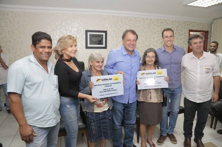 Mais 17 chaves de casas reconstruídas na Vila Mutirão são entregues aos moradores