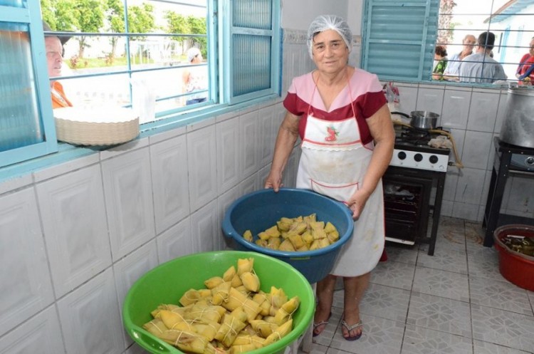 Idosos do Centro de Convivência da Terceira Idade participam de pamonhada em dia de confraternização