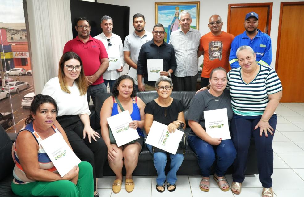 Prefeitura entrega a famílias concessões de lotes