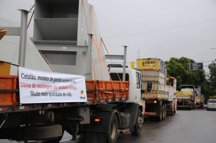 Em carreata, município apresenta equipamentos adquiridos que irão compor a Usina de resíduos de materiais inertes 