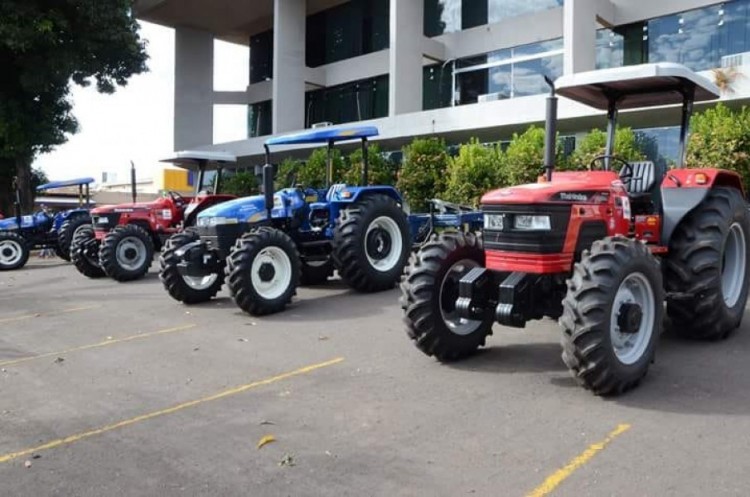 Prefeitura de Catalão entrega tratores e equipamentos agrícolas à comunidade