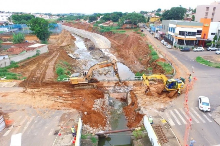 Continua processo de demolição de ponte na obra de canalização do Córrego Pirapitinga